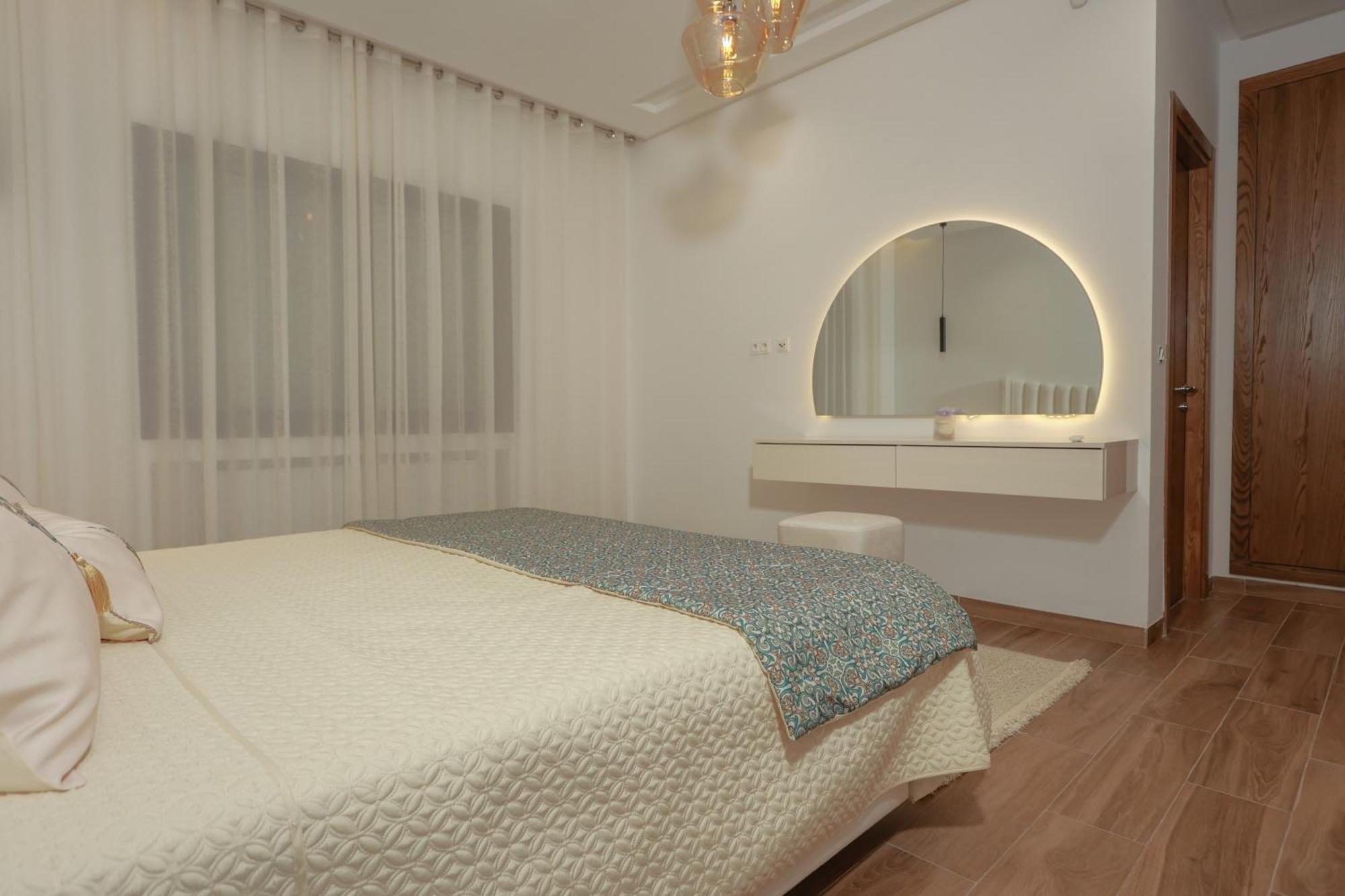 Bright And Cozy New 3 Bedrooms Apartment *